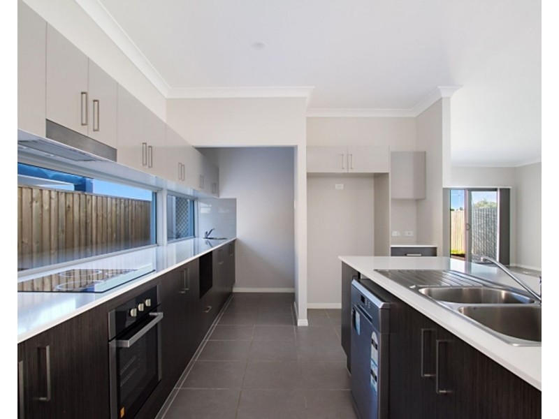 24 Waters Close, Hope Island QLD 4212