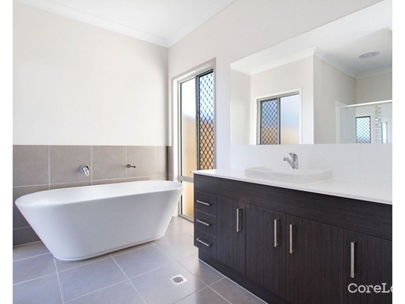 24 Waters Close, Hope Island QLD 4212