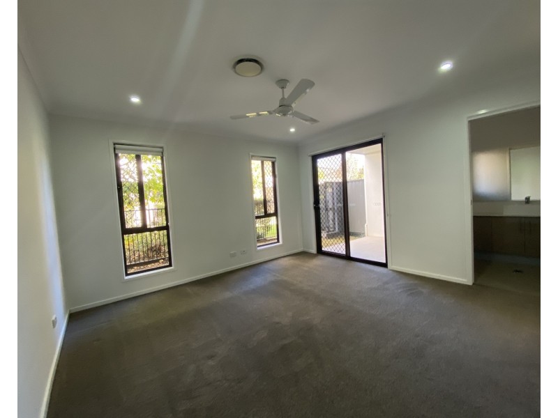 1/2 Carnarvon Street, Oxenford QLD 4210