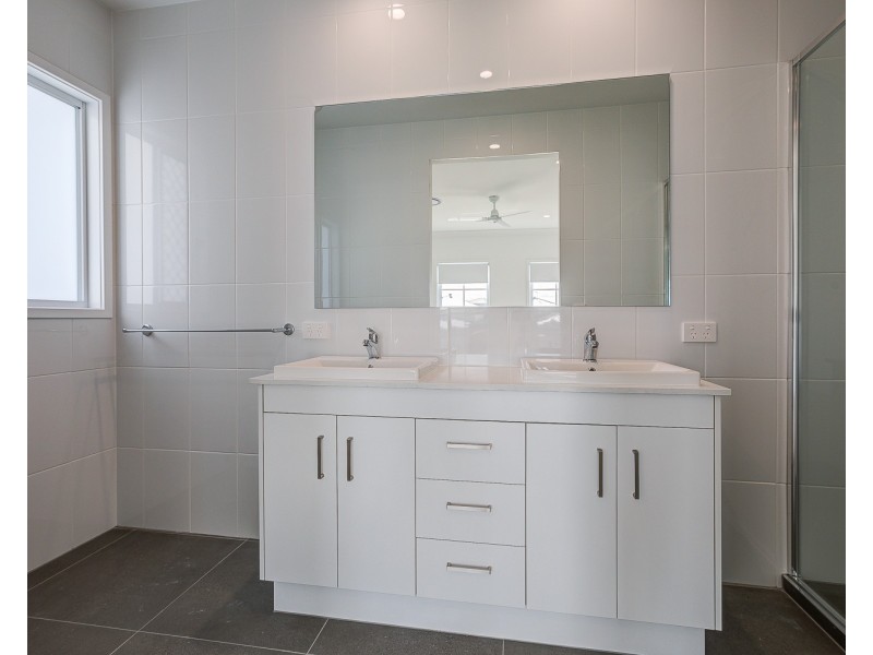 7 Hydrangea Avenue, Redland Bay QLD 4165