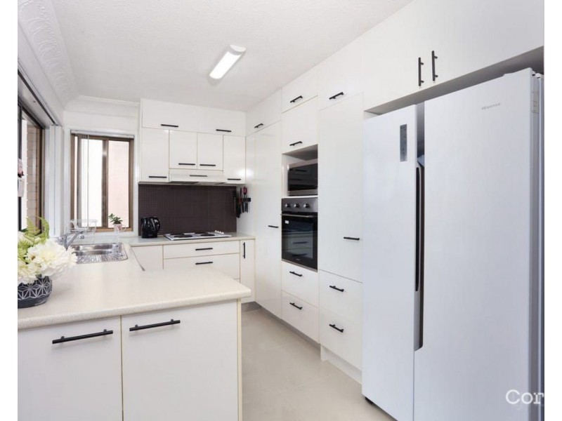 4/4 Broad Street, Labrador QLD 4215