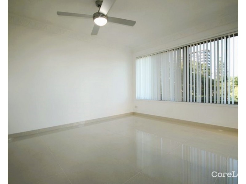 4/4 Broad Street, Labrador QLD 4215
