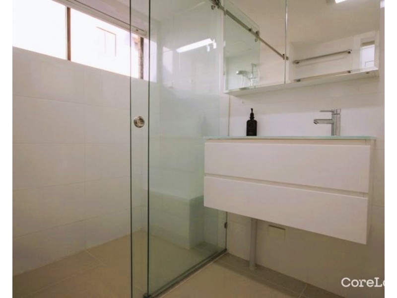 4/4 Broad Street, Labrador QLD 4215
