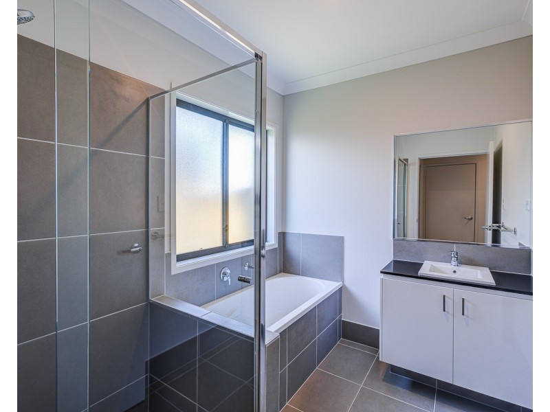 18 Edinburgh Crescent, Gleneagle QLD 4285