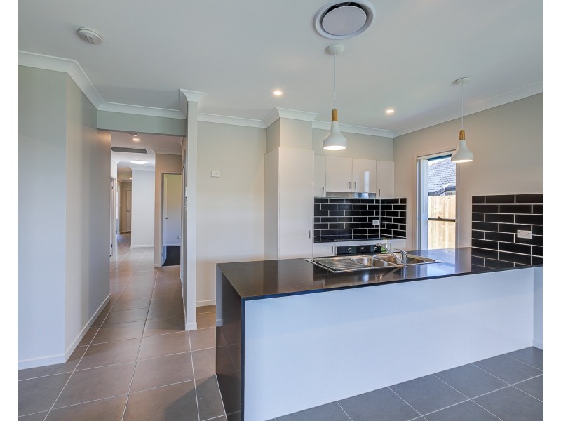 18 Edinburgh Crescent, Gleneagle QLD 4285