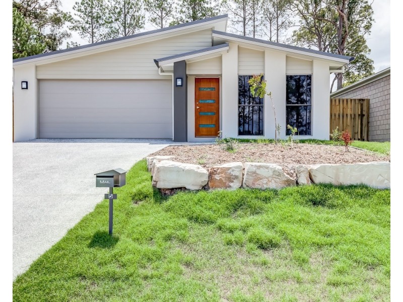 5 Bloomfield Avenue, Park Ridge QLD 4125