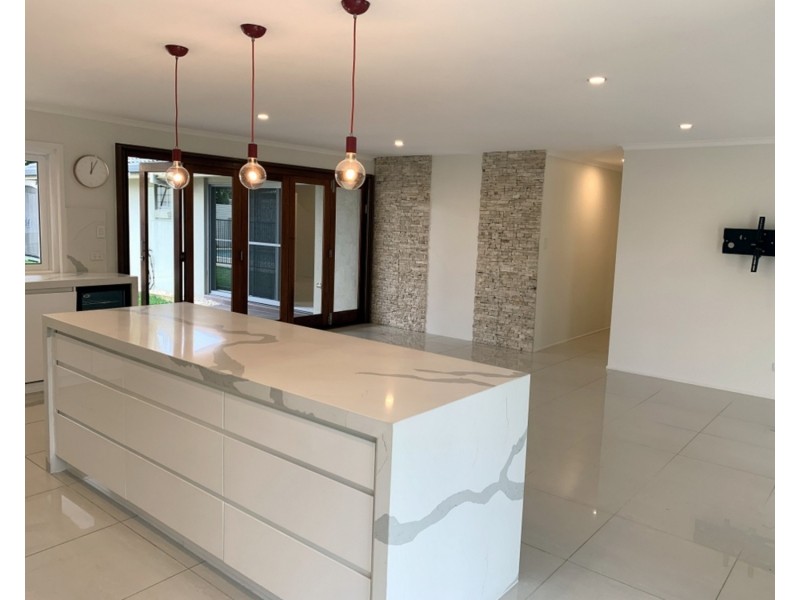 30 Naranga Avenue, Broadbeach Waters QLD 4218