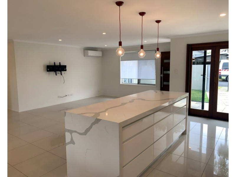 30 Naranga Avenue, Broadbeach Waters QLD 4218