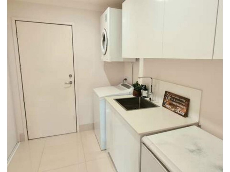 30 Naranga Avenue, Broadbeach Waters QLD 4218
