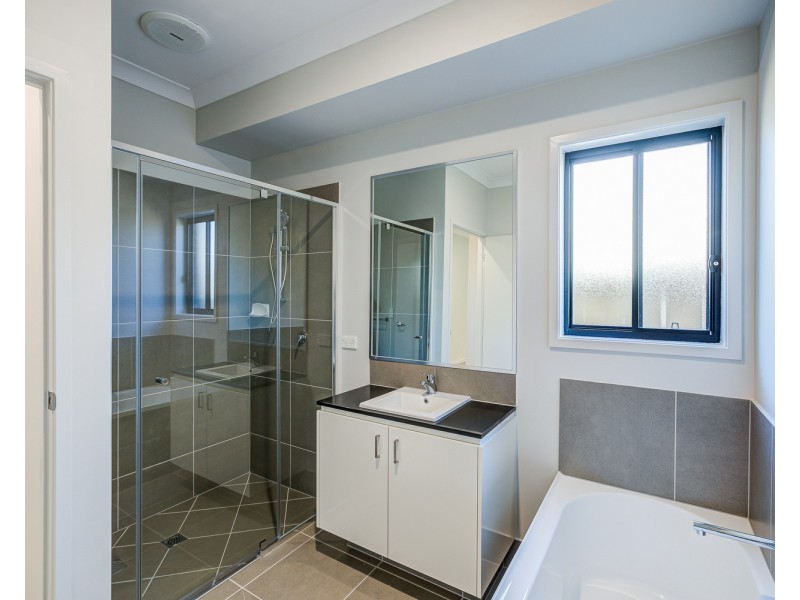 11 Raven Court, Park Ridge QLD 4125