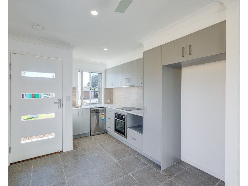 2/147B South Station Road, Silkstone QLD 4304