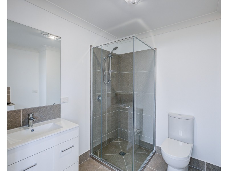 2/147B South Station Road, Silkstone QLD 4304
