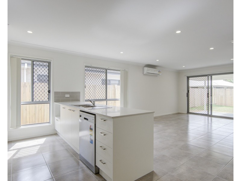 16 Niels Crescent, Park Ridge QLD 4125