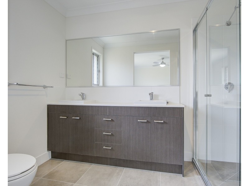 16 Niels Crescent, Park Ridge QLD 4125