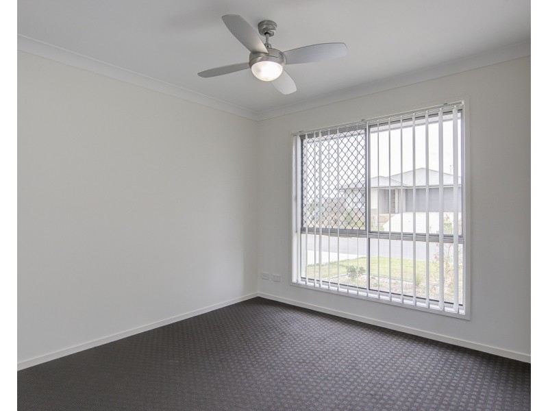 16 Niels Crescent, Park Ridge QLD 4125