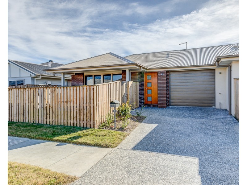2/7 Barnyard Drive, Park Ridge QLD 4125