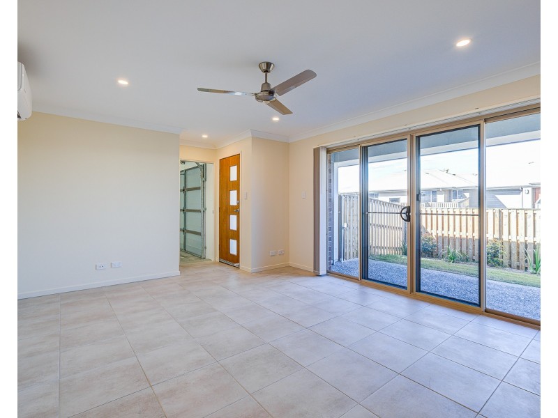 2/7 Barnyard Drive, Park Ridge QLD 4125