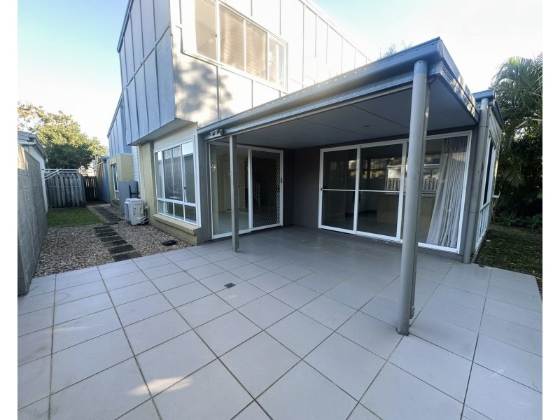21 Norfolk Drive, Pacific Pines QLD 4211