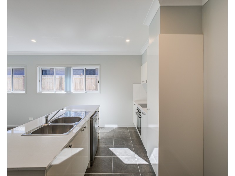 6 Raven Court, Park Ridge QLD 4125