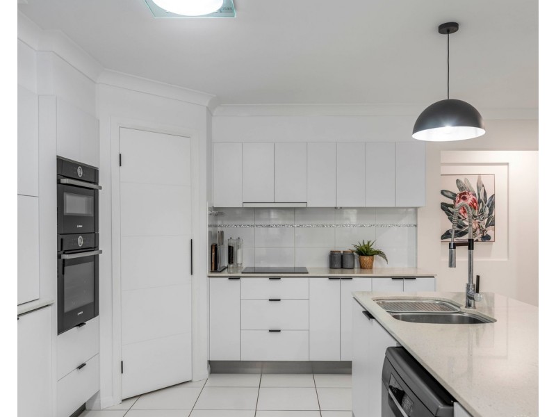 12 Gloria Parade, Redland Bay QLD 4165
