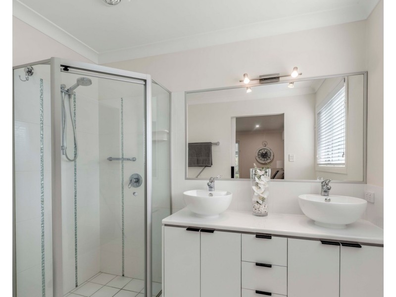 12 Gloria Parade, Redland Bay QLD 4165