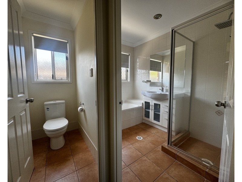 27 Manra Way, Pacific Pines QLD 4211