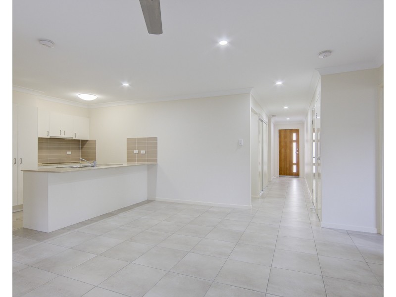 2b Sapphire Place, Pimpama QLD 4209