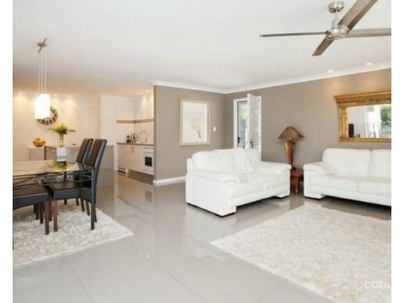 13 Robin Avenue, Paradise Point QLD 4216