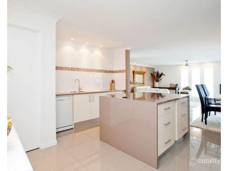 13 Robin Avenue, Paradise Point QLD 4216
