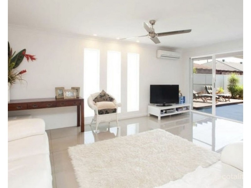 13 Robin Avenue, Paradise Point QLD 4216