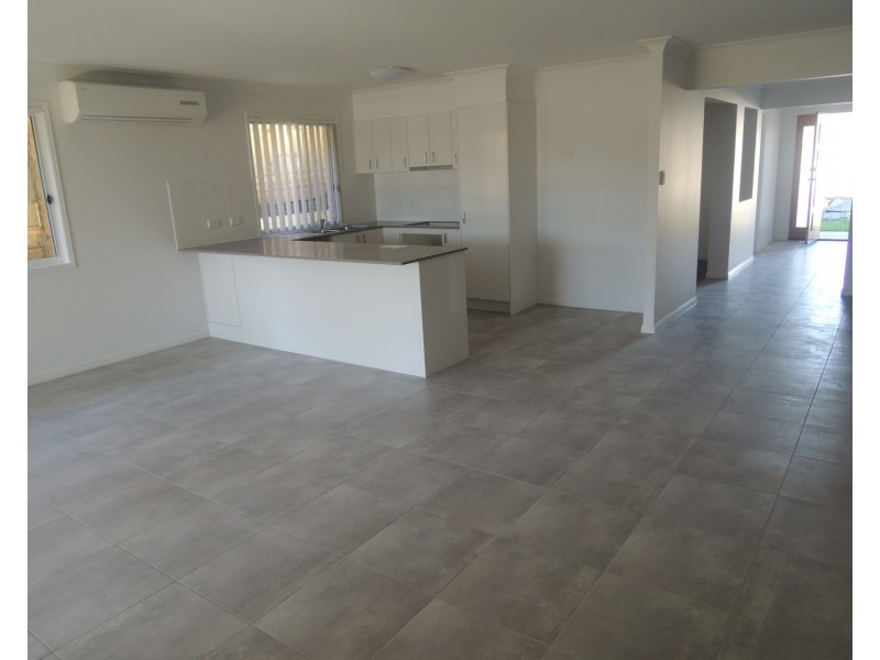 8  Sapphire Place, Pimpama QLD 4209