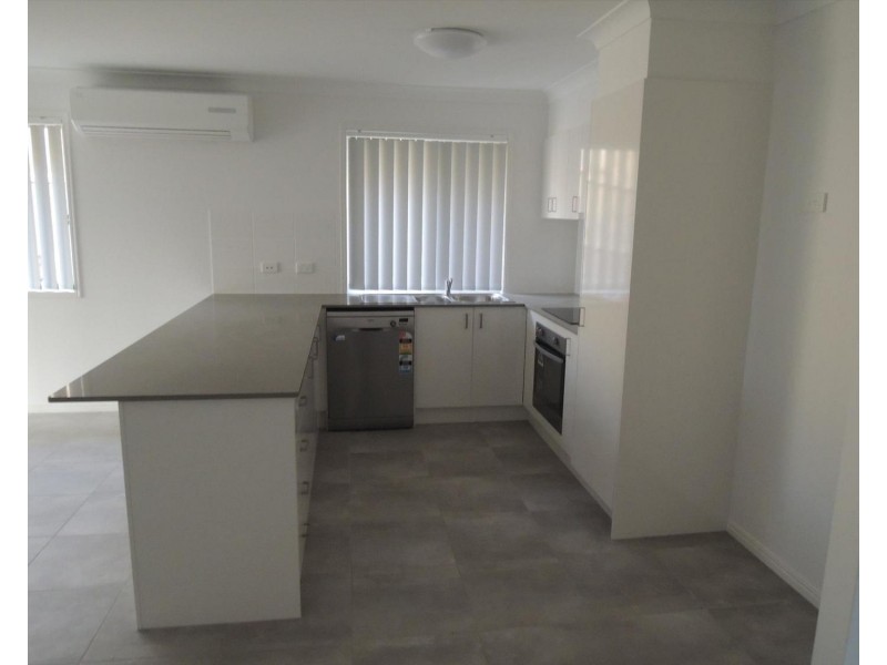 8  Sapphire Place, Pimpama QLD 4209