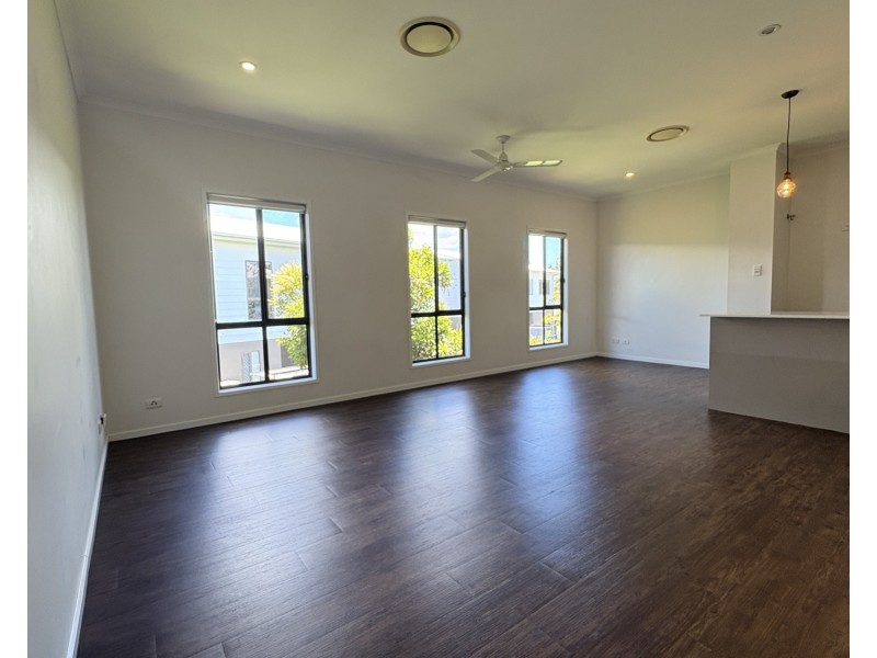 9/2 Carnarvon Court, Oxenford QLD 4210