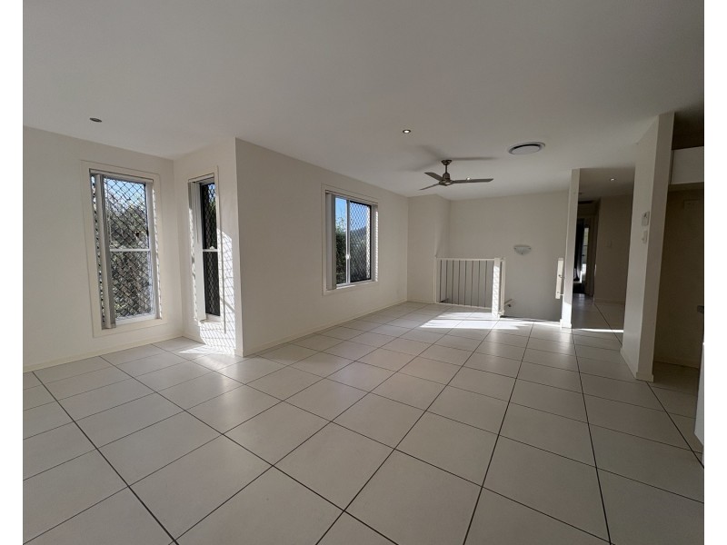 2/10 Joshua Place, Oxenford QLD 4210