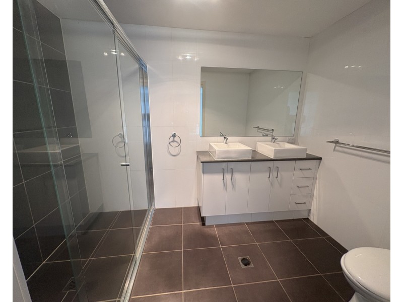 2/10 Joshua Place, Oxenford QLD 4210