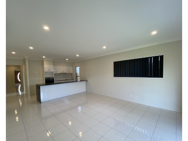 4 Angus Court, Park Ridge QLD 4125