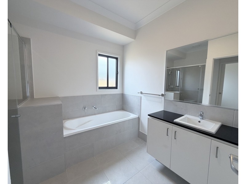 33 Soho Way, Logan Reserve QLD 4133