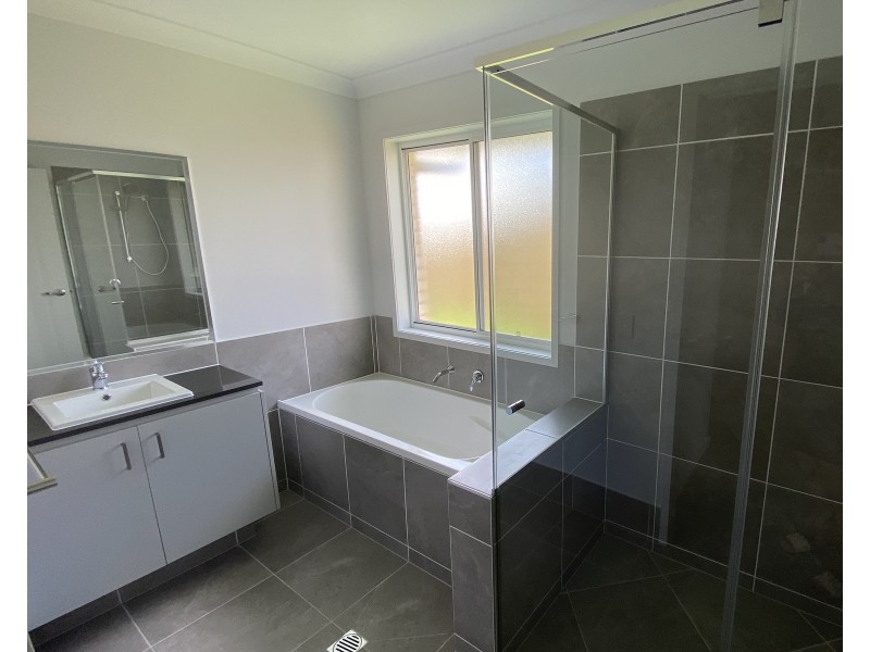 8 Roupell Street, Logan Reserve QLD 4133