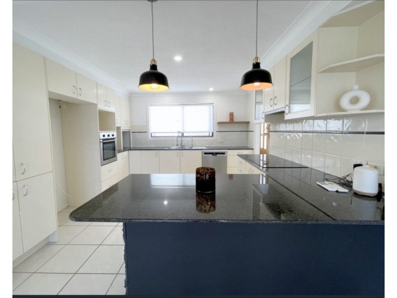 2 Nelson Court, Benowa QLD 4217