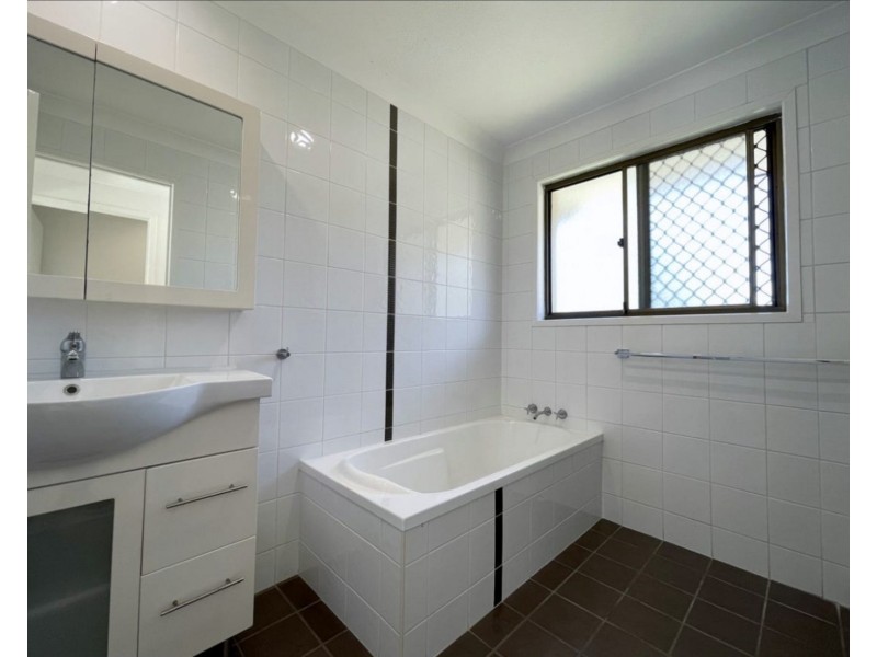 2 Nelson Court, Benowa QLD 4217