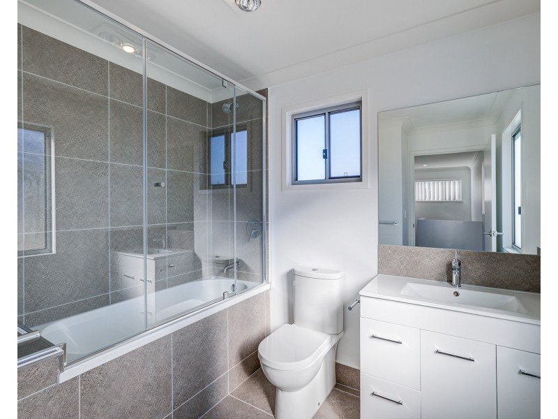 1/147B South Station Road, Silkstone QLD 4304