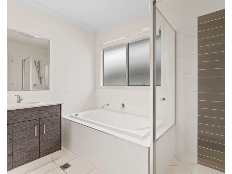 11 Leeside Place, Hope Island QLD 4212