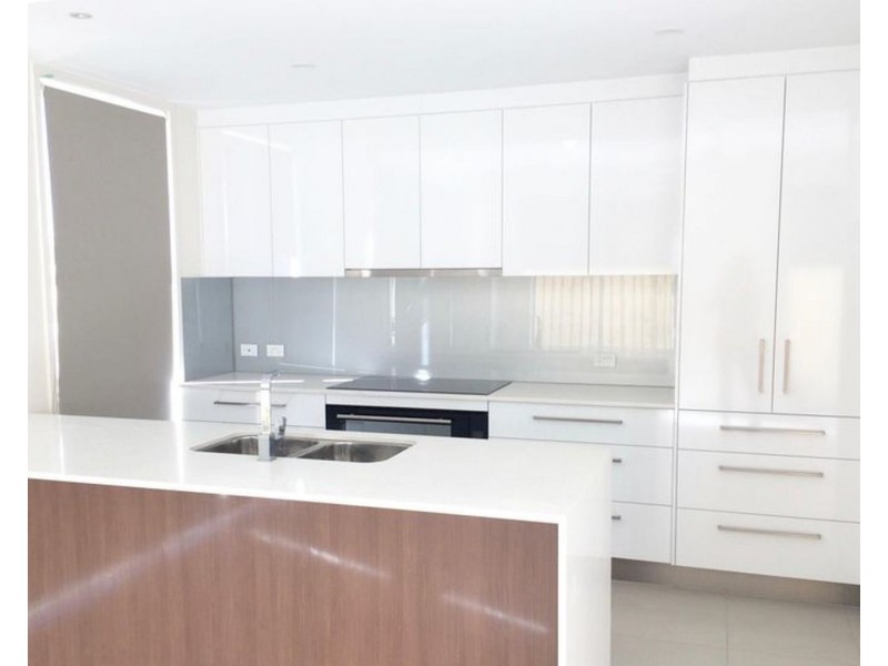 3/2 Waters Close, Hope Island QLD 4212