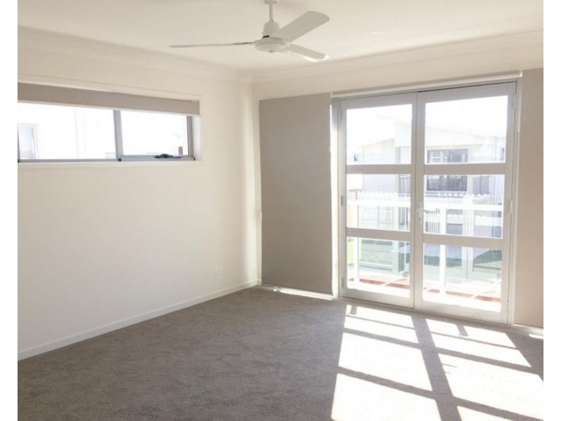 3/2 Waters Close, Hope Island QLD 4212