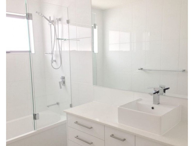 3/2 Waters Close, Hope Island QLD 4212