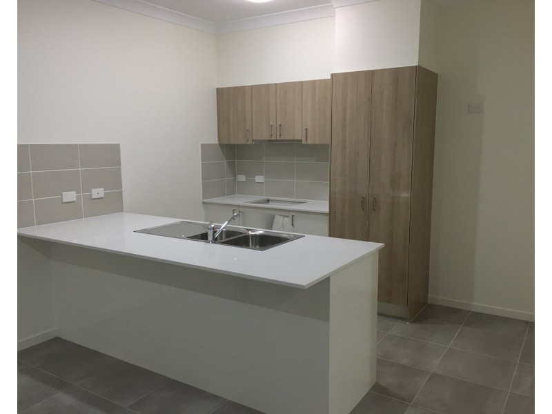 2/13 Cottrell Drive, Pimpama QLD 4209