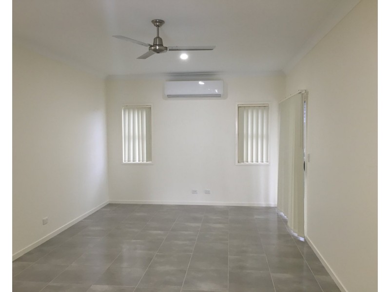 2/13 Cottrell Drive, Pimpama QLD 4209