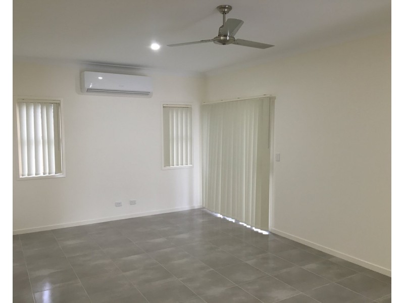 2/13 Cottrell Drive, Pimpama QLD 4209