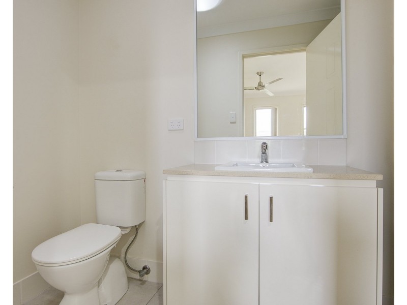2b Sapphire Place, Pimpama QLD 4209