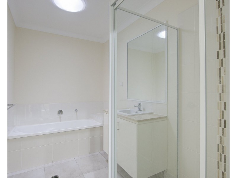 2b Sapphire Place, Pimpama QLD 4209